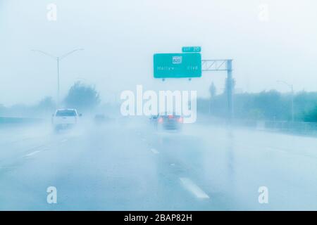 Florida, Hollywood, Interstate 95, I 95, Regen, Regen, starker Regen, Regenguss, eingeschränkte Sicht, Autobahn, Fahren, Verkehr, gefährlich, vorsichtig, Blick durch Windschutzscheibe Stockfoto