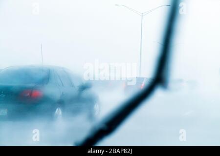 Florida, Hollywood, Interstate 95, I 95, Regen, Regen, starker Regen, Regenguss, eingeschränkte Sicht, Autobahn, Fahren, Verkehr, gefährlich, vorsichtig, Scheibenwischer, Visito Stockfoto