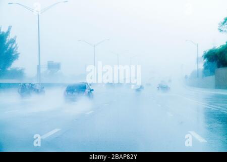 Florida, Hollywood, Interstate 95, I 95, Regen, Regen, starker Regen, Regenguss, eingeschränkte Sicht, Autobahn, Fahren, Verkehr, gefährlich, vorsichtig, Blick durch Windschutzscheibe Stockfoto