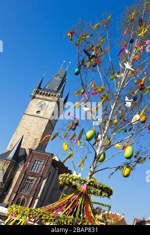 Velikonocni trhy, Staromestske namesti, Stare Mesto (UNESCO), Praha, Ceska republika / Ostermarktdekoration, Altstädter Ring, Altstadt (UNESCO), P Stockfoto