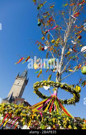 Velikonocni trhy, Staromestske namesti, Stare Mesto (UNESCO), Praha, Ceska republika / Ostermarktdekoration, Altstädter Ring, Altstadt (UNESCO), P Stockfoto