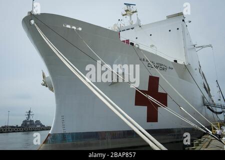 Norfolk, USA. März 2020. NORFOLK, VA - 27. MÄRZ: Das Militär-Sealift-Kommando-Lazarettschiff USNS Comfort (T-AH 20) ist Pier-Seite, da es Lieferungen und Personal auf der Naval Station Norfolk, Virginia, am 27. März 2020 übernimmt. Trost bereitet sich auf den Einsatz zur Unterstützung der nationÕs COVID-19-Reaktionsbemühungen vor und dient als Überweisungskrankenhaus für nicht-COVID-19-Patienten, die derzeit in Landkrankenhäusern eingeliefert werden. So können Krankenhäuser in Landhäusern ihre Bemühungen auf COVID-19-Fälle konzentrieren. Eine der Missionen des Ministeriums für DefenseÕs ist die Verteidigungsunterstützung der Zivilbehörden. Kredit: Storms Media Group/A Stockfoto
