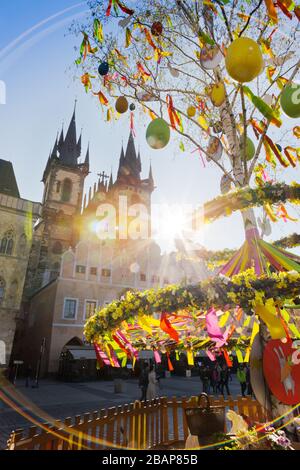 Velikonocni trhy, Staromestske namesti, Stare Mesto (UNESCO), Praha, Ceska republika / Ostermarktdekoration, Altstädter Ring, Altstadt (UNESCO), P Stockfoto