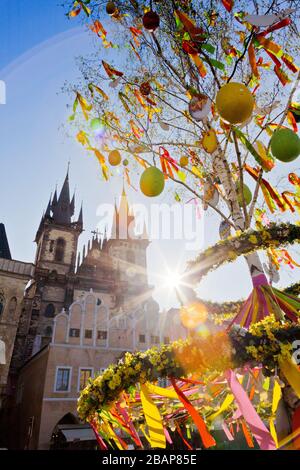 Velikonocni trhy, Staromestske namesti, Stare Mesto (UNESCO), Praha, Ceska republika / Ostermarktdekoration, Altstädter Ring, Altstadt (UNESCO), P Stockfoto