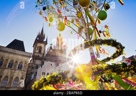 Velikonocni trhy, Staromestske namesti, Stare Mesto (UNESCO), Praha, Ceska republika / Ostermarktdekoration, Altstädter Ring, Altstadt (UNESCO), P Stockfoto