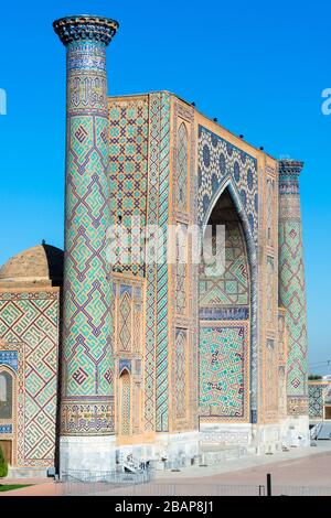 Ulugh Beg Madrasah (islamische Schule) und seine zwei Minarette mit Keramikfliesen im persischen Stil. Vertikale Foto in der Registan, Samarkand, Usbekistan. Stockfoto