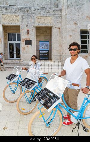 Miami Beach Florida, Warby Parker Brillen Brillen Straße Fahrrad Reiten Vitrine, Verkauf Anbieter hispanische Frau weiblichen arbeitenden Mann männlich Stockfoto