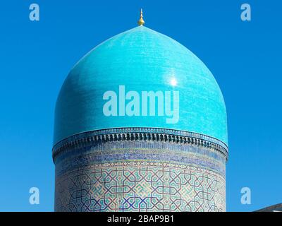 Große Kuppel in türkisfarbener Farbe mit detailreichen Ornamenten aus blauen Keramikfliesen bei Tilya Kori Madrasah und Moschee. Cupola in Registan Samarkand, Usbekistan. Stockfoto