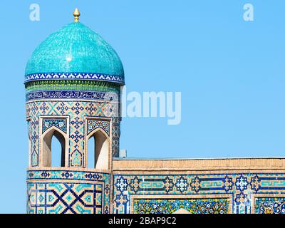 Tilya Kori Moschee Minarett mit türkisfarbener Kuppel. Blick von der Registan in Samarkand, Usbekistan mit hellblauer Kuppel. Stockfoto