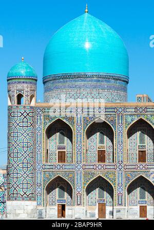 Tilya Kori Madrasah und seine türkisfarbene Kuppel. Blick vom Registan in Samarkand, Usbekistan mit hellblauer Kuppel. Stockfoto