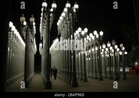 Los Angeles, USA. März 2020. Außenansicht der Straßenlampen "Urban Light" vor dem Los Angeles County Museum of Art (LACMA) am 5905 Wilshire Blvd am 28. März 2020 in Miracle Mile, Los Angeles, Kalifornien, USA. Urban Light ist eine großformatige Assembler-Skulptur von Chris Burden, die sich am Eingang des Wilshire Boulevard zum Los Angeles County Museum of Art befindet. Die Installation von 2008 besteht aus restaurierten Straßenlampen aus den 1920er und 1930er Jahren. Die meisten von ihnen zündeten einst die Straßen Südkaliforniens an. Los Angeles County Museum of Art (LACMA) Credit: Image Press A Stockfoto