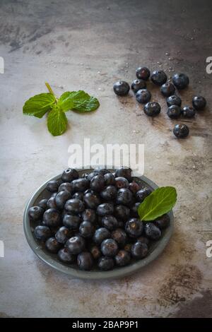 Bio frische Frucht-Blaubeeren auf dem Tisch. Stockfoto