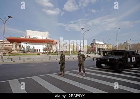 Bukarest, Rumänien. März 2020. Soldaten stehen am 28. März 2020 in Bukarest, Rumänien, Wache. Rumänien kündigte am Mittwochmorgen eine landesweite Sperrung an, nachdem eine Ausgangssperre, die seit Sonntagabend eingeführt worden war, vorlag. Das Land trat am 16. März in den Notstand, nachdem die Zahl der COVID-19-Fälle 100 überschritten hatte. Credit: Cristian Cristel/Xinhua/Alamy Live News Stockfoto