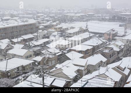 Tokio, Japan. März 2020. Japanische Häuser sind am 29. März 2020 in Nerima City, Tokio, Japan, mit Schnee bedeckt. In der Region Kanto-Koshin, einschließlich Tokio, ist am Sonntagmorgen der Schnee außerhalb der Saison gefallen. Kredit: Aflo Co. Ltd./Alamy Live News Stockfoto