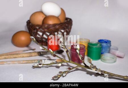 Kindergemälde auf ostereiern. Stockfoto