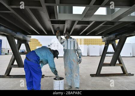 Zhangzhou, Chinas Provinz Fujian. März 2020. Arbeiter beschichten einen Behälter mit Grundierung in Zhangzhou China International Marine Containers (Group) Ltd. (CIMC) in Zhangzhou, südsüdsüdchinesische Provinz Fujian, 28. März 2020. Das Unternehmen beschleunigt die Wiederaufnahme von Arbeit und Produktion mit epidemischen Präventionsmaßnahmen gegen COVID-19. Mehr als 90 Prozent der Mitarbeiter sind auf ihre Posten zurückgekehrt. Kredit: Jiang Kehong/Xinhua/Alamy Live News Stockfoto