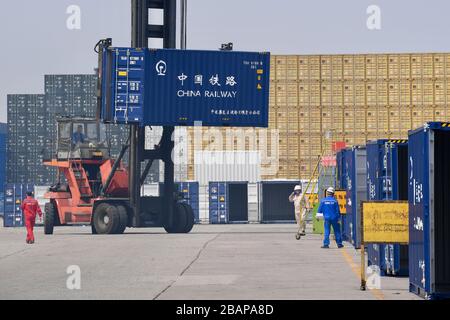 Zhangzhou, Chinas Provinz Fujian. März 2020. Am 28. März 2020 wird ein Container in Zhangzhou China International Marine Containers (Group) Ltd. (CIMC) in Zhangzhou in der südsüdchinesischen Provinz Fujian gehoben. Das Unternehmen beschleunigt die Wiederaufnahme von Arbeit und Produktion mit epidemischen Präventionsmaßnahmen gegen COVID-19. Mehr als 90 Prozent der Mitarbeiter sind auf ihre Posten zurückgekehrt. Kredit: Jiang Kehong/Xinhua/Alamy Live News Stockfoto