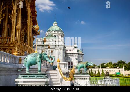 Der Ananta Samakhom Throne Hall in thailändischen Dusit Königspalast und grüne Elefantenstatuen in Bangkok, Thailand Stockfoto