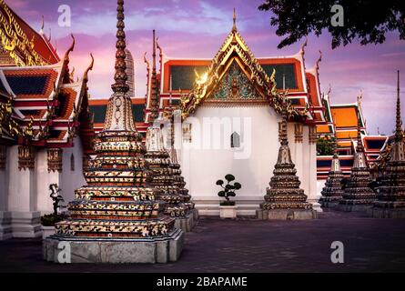 Alten königlichen Stupas und Pagoden in Wat Pho Tempel in Bangkok bei Sonnenuntergang Stockfoto