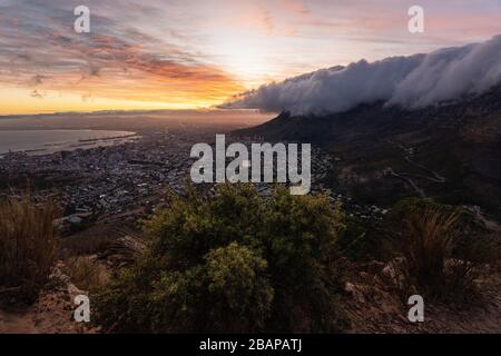 Kapstadts Tafelberg, Sonnenuntergang mit Wolken über dem Tafelberg, von den Löwen aus Stockfoto