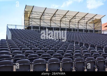 Sitzreihen im Freilichttheater. Stockfoto
