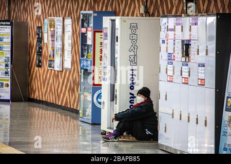 Älterer Obdachloser, der während der Coronavirus Pandemie in Seoul, Südkorea, eine Schutzmaske trägt Stockfoto