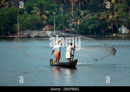 Angeln in ländlichen Gebieten von Kerala, Kochi oder Cochin als touristisches Ziel in kerala, Indien.Kerala Gos eigenes Land Stockfoto