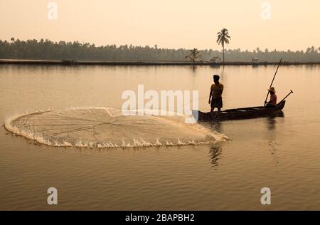 Angeln in ländlichen Gebieten von Kerala, Kochi oder Cochin als Touristenziel in kerala. Kerala Gottes eigenes Land. Fischernetz in den Backwaters von kerala. Stockfoto