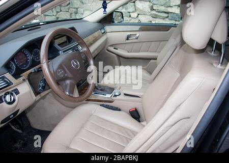 Mercedes Benz W212 - Jahr 2013, Avantgarde-Ausstattung, beigefarbenes Leder Luxus-Interieur - E-Klasse 250 CDI, Sonderanfertigungen - von Mitarbeitern hergestelltes Auto, Stockfoto