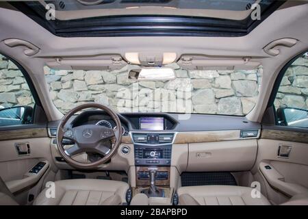 Mercedes Benz W212 - Jahr 2013, Avantgarde-Ausstattung, beigefarbenes Leder Luxus-Interieur - E-Klasse 250 CDI, Sonderanfertigungen - von Mitarbeitern hergestelltes Auto, Stockfoto