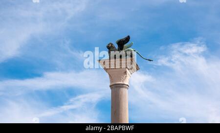 Obere Turmskulptur des geflügelten Löwen von Venedig im Dogenpalast als Symbol Venedigs, Venedig, Italien, Sommer, Nahaufnahme, Details Stockfoto