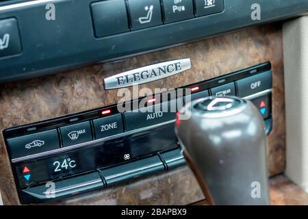 Mercedes Benz W212- Jahr 2011, Avantgarde-Ausstattung, Interieur aus braunem Luxusleder, Panorama-Schiebedach, Memory-Sitze, Xenon-Leuchten, Aluminiumverkleidungen Stockfoto