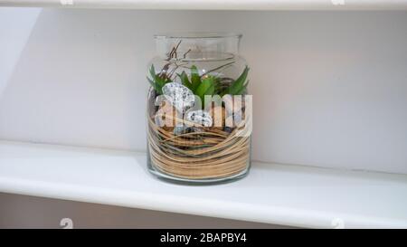 Kieselsteine in EINER Flasche, isoliert auf weißem Hintergrund Stockfoto