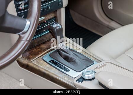 Automatik-Getriebe Schalthebel im Auto Stockfotografie - Alamy
