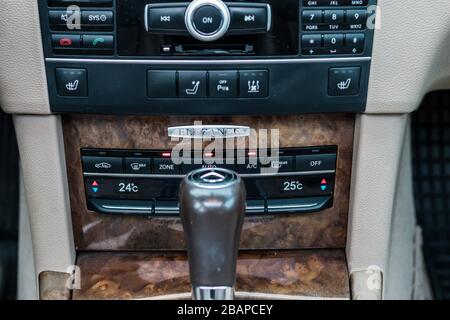 Mercedes Benz W212- Jahr 2011, Avantgarde-Ausstattung, Interieur aus braunem Luxusleder, Panorama-Schiebedach, Memory-Sitze, Xenon-Leuchten, Aluminiumverkleidungen Stockfoto