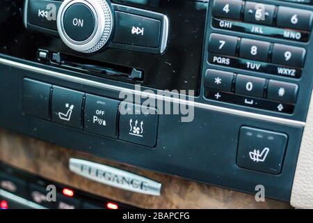 Fahrzeuginnenraum - Lenkrad, Schalthebel und Armaturenbrett. Auto modernes Facelift Mercedes E250 Modell in der Innenansicht. Vorderansicht. Panorama-Schiebedach, Nahaufnahme Stockfoto