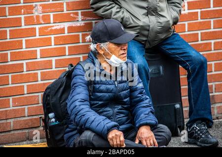 Älterer Mann, der während der Coronavirus Pandemie in Seoul, Südkorea, eine Schutzmaske trägt Stockfoto