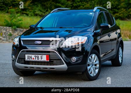 Ford Kuga SUV, schwarze Metallic-Farbe, Panorama-Decke, Geländewagen, Automatikgetriebe, isoliert auf einem leeren Parkplatz, Fotoshooting Stockfoto