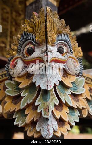 Schöne, religiöse Schnitzereien mit hinduistischen Göttern in Grün, Gold, Rot und Weiß. Stockfoto