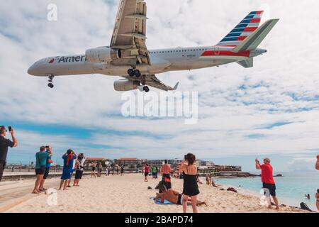 Eine Boeing 757-200 von American Airlines fliegt am Maho Beach, St. Maarten, über Touristen Stockfoto