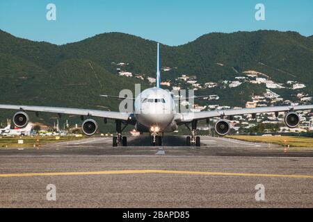 Ein Airbus A340-300, der von Air France unter dem Markennamen der inzwischen stillgelegten Tochtergesellschaft Joon betrieben wird. Sie stehen für den Start in St. Maarten an Stockfoto