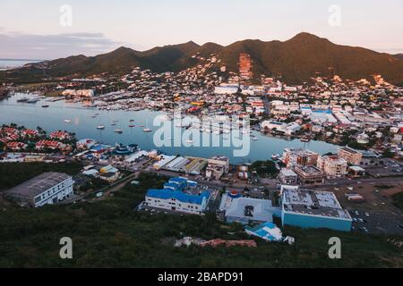 Blick über die zahlreichen Boote in Cole Bay, St. Maarten Stockfoto