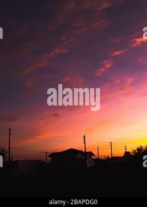 Ein Vorstadthaus, das während des Sonnenuntergangs auf den Philippinen gefangen genommen wurde. Stockfoto
