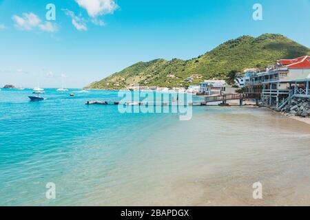 Ein kleiner Steg über dem blauen Wasser und dem goldenen Sand von Grand Case Beach, Saint Martin (französische Seite) Stockfoto