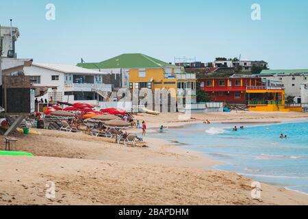 Das blaue Wasser und der goldene Sand von Grand Case Beach, Saint Martin (französische Seite) Stockfoto