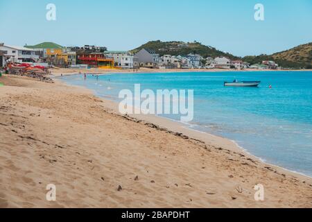 Das blaue Wasser und der goldene Sand von Grand Case Beach, Saint Martin (französische Seite) Stockfoto