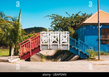 Eine Brücke am Denkmal der Einheit und Freundschaft an der Grenze zwischen der französischen und niederländischen Seite der Karibikinsel St. Martin / St. Maarten Stockfoto