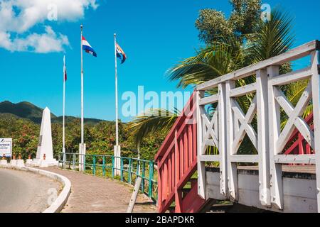 Eine Brücke am Denkmal der Einheit und Freundschaft an der Grenze zwischen der französischen und niederländischen Seite der Karibikinsel St. Martin / St. Maarten Stockfoto