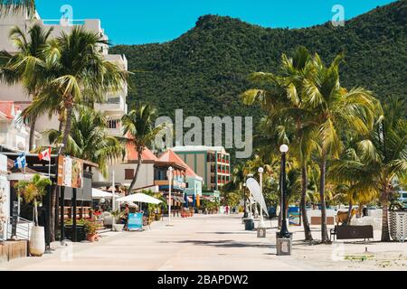 Eine fast menschenleere Promenade in Philipsburg, St. Maarten. COVID19 verursachte eine Abwesenheit von Kreuzfahrtschiffen, die normalerweise das Gebiet überschwemmen Stockfoto