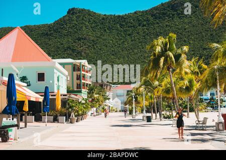 Ein Tourist spaziert Ende Februar 2020 eine verlassene Promenade in Philipsburg, St. Maarten Stockfoto